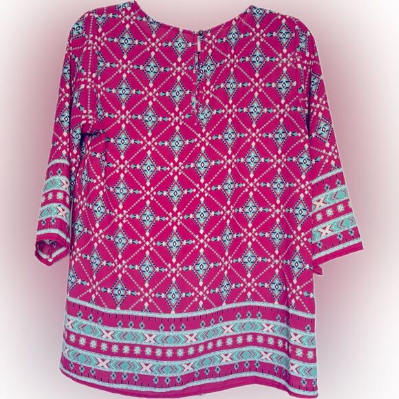 Like new! Boutique Everly adorable patterned flowy keyhole back top! - Picture 8 of 13